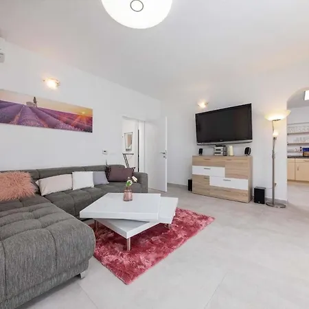 Villa J&M Nyaraló Žbandaj