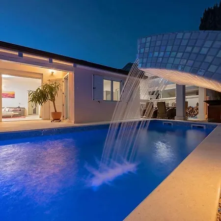 Villa J&M Nyaraló Žbandaj